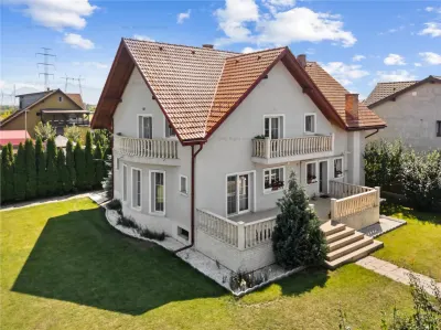 Vila / Casa superba cu 5 camere zona | 1032 mp teren |  Sanpetru Brasov - foto 2