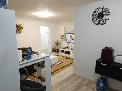 Apartament 2 camere in zona centrala Moldova Noua, langa piata - foto 4