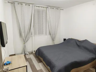 Apartament 2 camere in zona centrala Moldova Noua, langa piata - foto 9