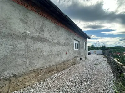 CASA SOLIDA CU TEREN SI CURTE,  BOCSA VASIOVA. COMISION ZERO - foto 3
