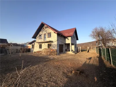 Vilă în Pătrăuți + 8400mp teren - Patrauti