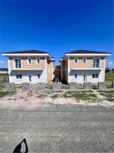 Casa individuala - despartita prin terasa - 4 benzi - zona excelenta - toate utilitatile - foto 2