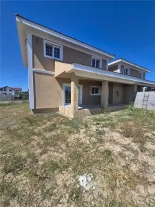 Casa individuala - despartita prin terasa - 4 benzi - zona excelenta - toate utilitatile - foto 14