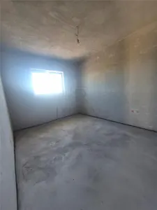 Casa individuala - despartita prin terasa - 4 benzi - zona excelenta - toate utilitatile - foto 20