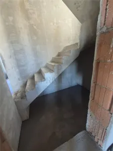 Casa individuala - despartita prin terasa - 4 benzi - zona excelenta - toate utilitatile - foto 23