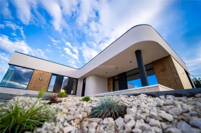 Vila  de lux, situata pe Drumul Vinului, construita cu materiale premium, priveliste superba - Seciu