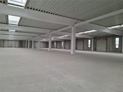 Hala din beton,4200 mp, 14 porti+3000 mp curte, risc 0 la incendiu - foto 3