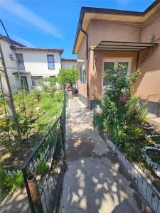 Casa cu trei camere in zona linistita,in apropiere de centru. - Craiova