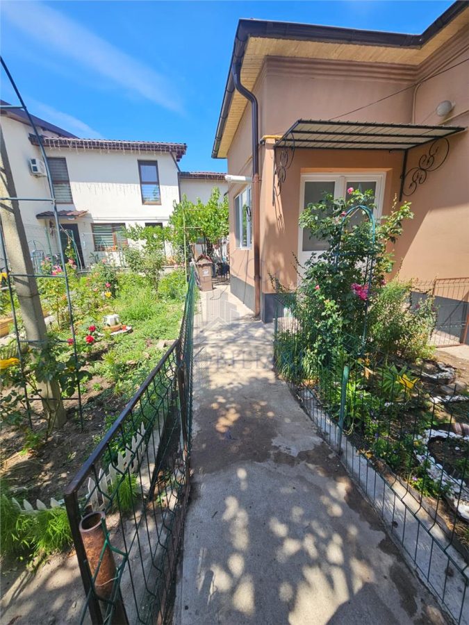 Casa cu trei camere in zona linistita,in apropiere de centru. - Craiova