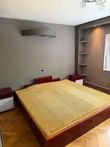 Decomandat la etajul 1 cu 2 bai si 2 balcoane, mobilat si utilat - foto 4