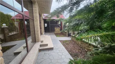 Casă modernă de vânzare în Rădăuți, Bucovina | 3 dormitoare | 3 băi | Garaj | Foișor | 185.000 Euro  - foto 2