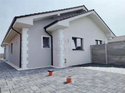 Duplex pe parter - zona linistita - personalizare interioara - Mosnita Noua