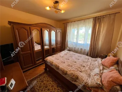 De vanzare apartament cu 3 camere decomandate 2 bai zona Vasile Aaron din Sibiu - foto 3