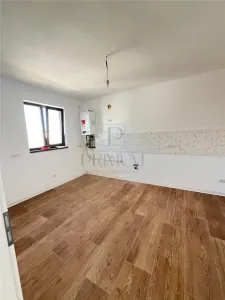 Giroc - Duplex despartit prin carport - 4 Camere - 2 Bai - Zona buna - Giroc